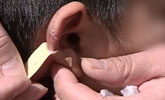 8岁男童被理发师剪伤耳朵 家长索赔遭拒