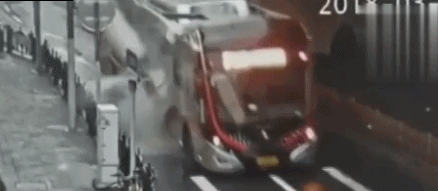 监拍大风吹落柱子 路过公交车被当场砸穿