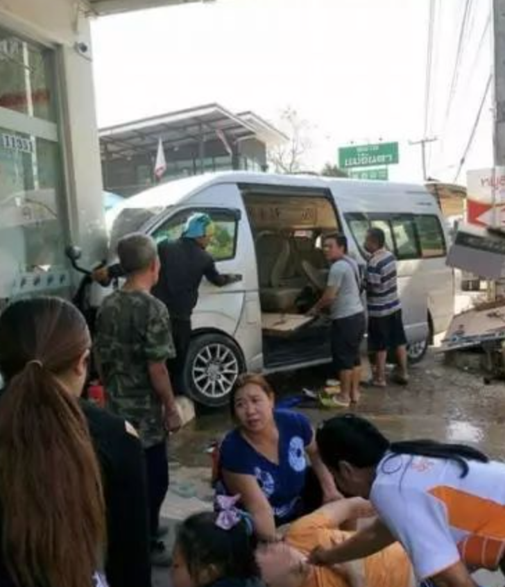 泰国清迈交通事故9名中国游客受伤 九寨沟部分