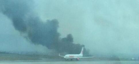尼泊尔一客机降落时坠毁 现场一片浓烟