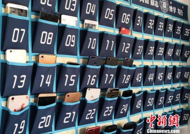 高校教室设手机袋 学生课堂不再做低头族_湖北频道_凤凰网