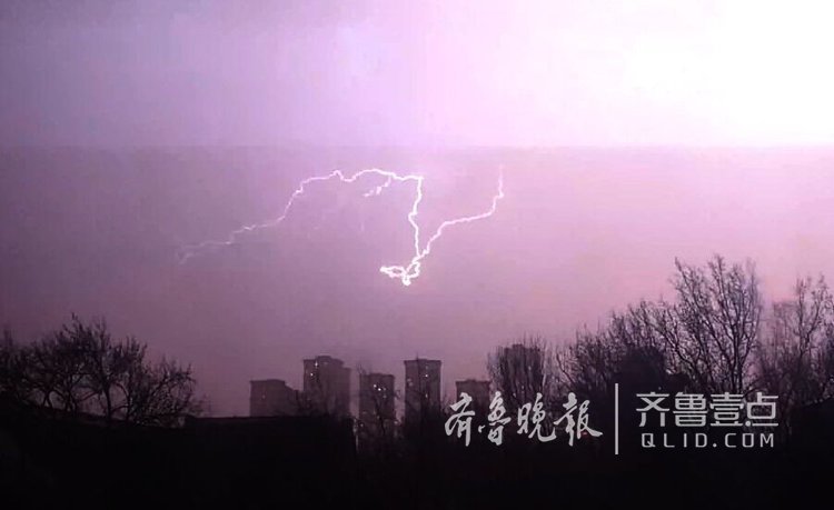 春雷滚滚降临济南,夜空留下闪电魅影