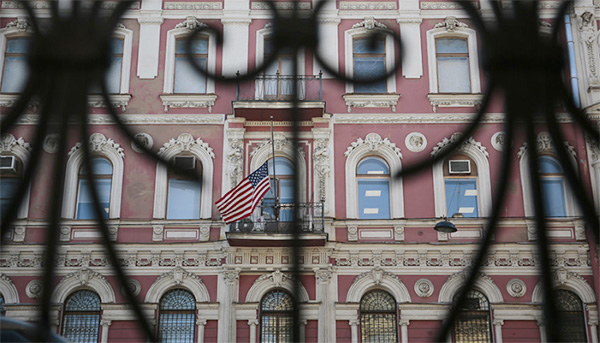 俄罗斯宣布将驱逐60名美国外交官，关闭美驻圣彼得堡总领馆
