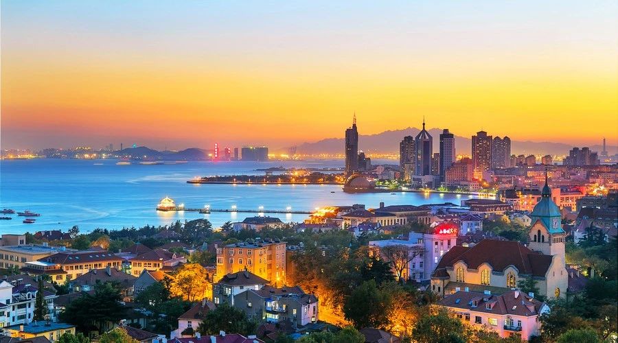 值此峰会年,旅游作为经济发展的重要组成部分,不仅将在其中发挥重要作用,也将由此迎来重大发展契机。 旅游行业作为开放性、综合性的产业,有着“先联先通”的独特优势,相较其他经贸合作,各国人民可以依托旅游实现先行互动往来,为发展沿线经济打下良好的基础。因此,上合峰会的召开有利于青岛推动旅游产业向纵深发展,更有利于推动产业升级,推动旅游企业的快速发展。 青岛既是国家布局中沿海重要中心城市,又是滨海度假旅游城市、国际性港口城市、国家历史文化名城,这无疑不体现了青岛本身具有的软实力。