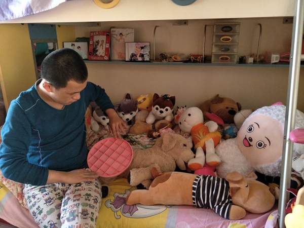 畅孺喜欢摆弄妹妹的玩具