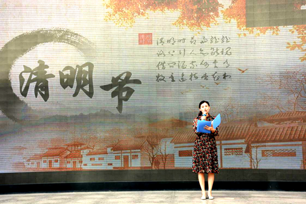 郑州市东风路小学举行清明节主题升旗仪式