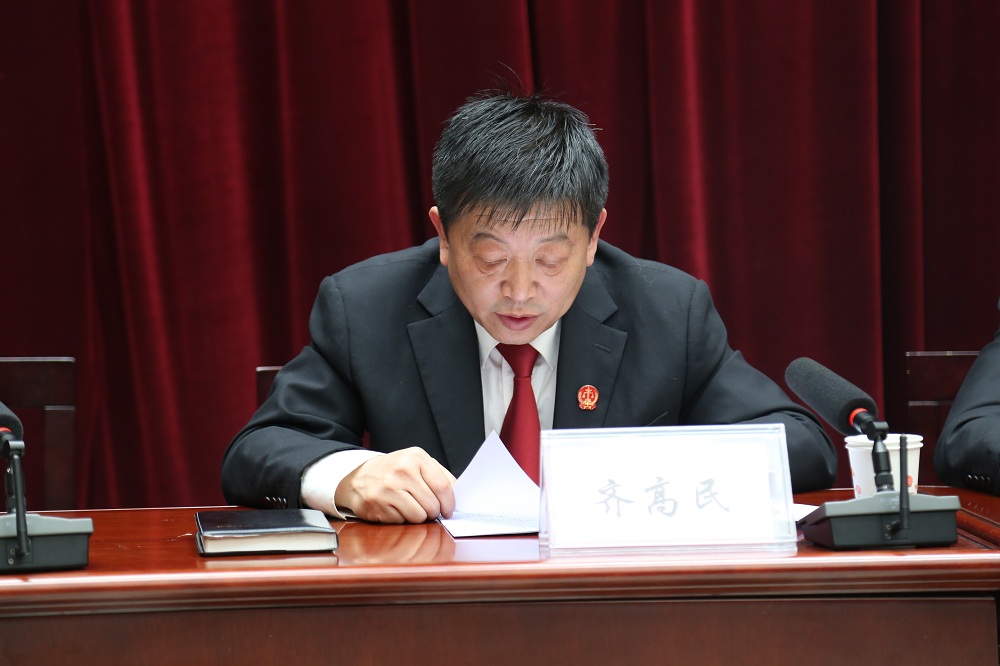 延安市中级人民法院召开全市法院执行工作会议 县区法院领导同志对各地执行工作的情况和存在的问题作了发言,中院执行局主要领导就会中征集到的各基层法院的执行工作现状、新的举措、好的建议及存在的困难,作出了相应回复。 张琪副院长对大会进行了总结:全市执行法官、干警应提高执行工作质效,加强学习,提高业务能力。应当认识到“基本解决执行难”当前形势的严峻性。对于人员配备不足、执行指挥中心设备不完善的法院,中院将予以督导和大力支持,要舍得通过技术手段的提升减轻执行干警的工作压力。在执行过程中,全