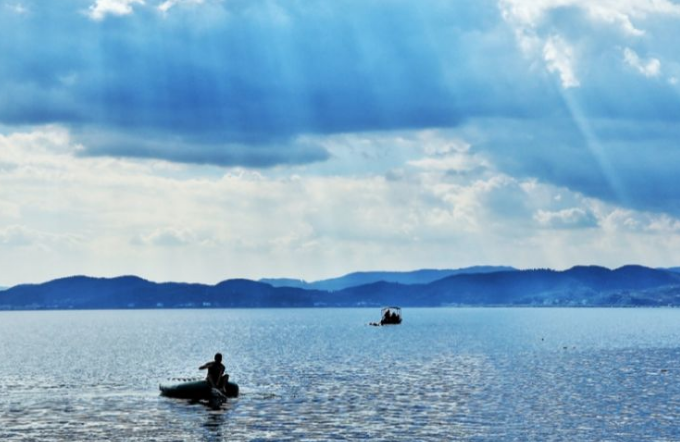 比泸沽湖还美 隐藏在云南的“玻璃湖”终于被发现