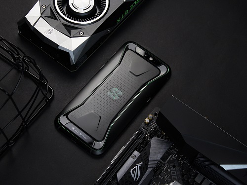 Miss用黑鲨游戏手机直播吃鸡 百万粉丝围观