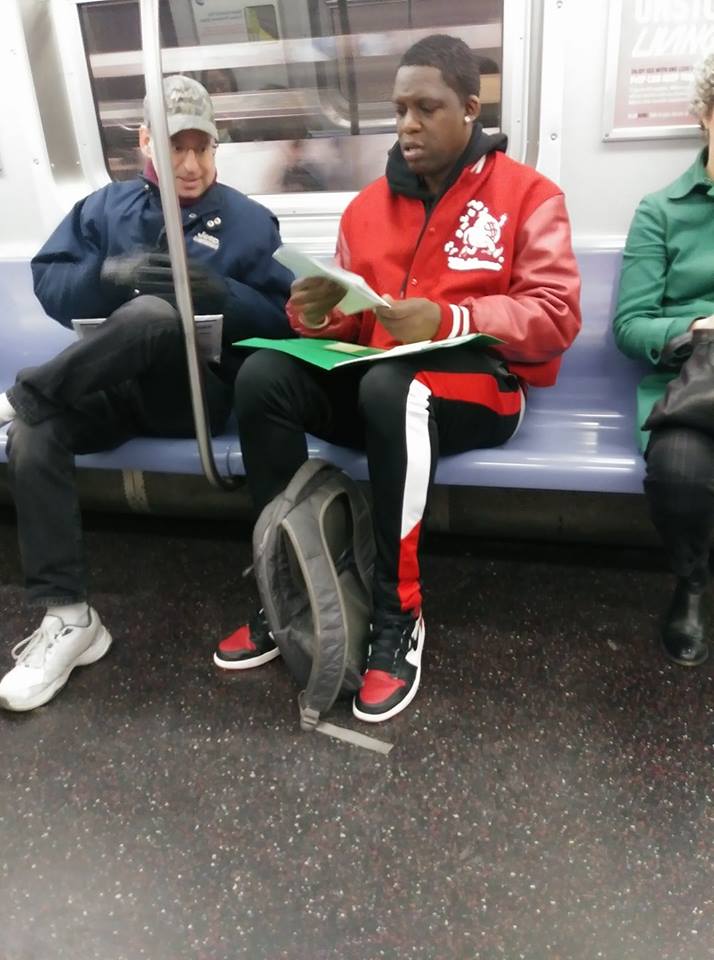 两个陌生男人在地铁上做小学数学题 路人却看哭了