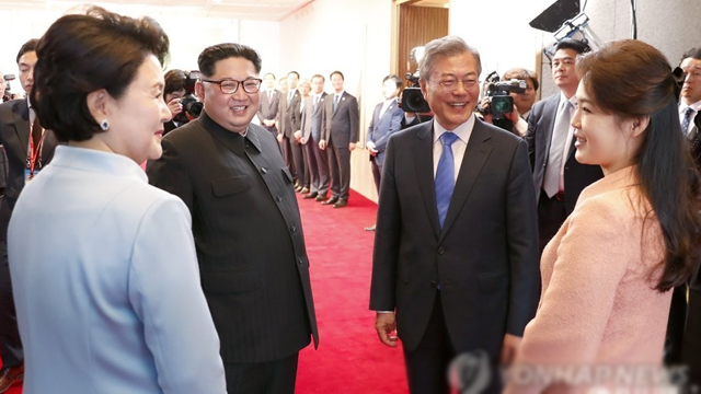 朝韩领导人夫妇合影 金正恩说了一句话引全场大笑