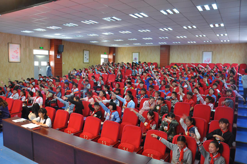 郑州市薛岗小学学习身边榜样 争做美德少年演