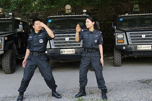 重庆警方筑"平安课堂" 特警进学校教"女子防身术"