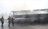 云南客车行使途中突然燃烧 乘客被疏散