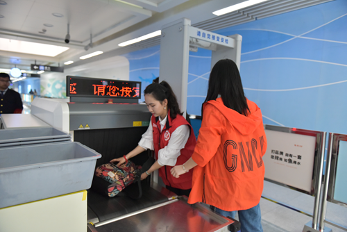 助力青岛上合峰会 地铁志愿者用服务传递城市