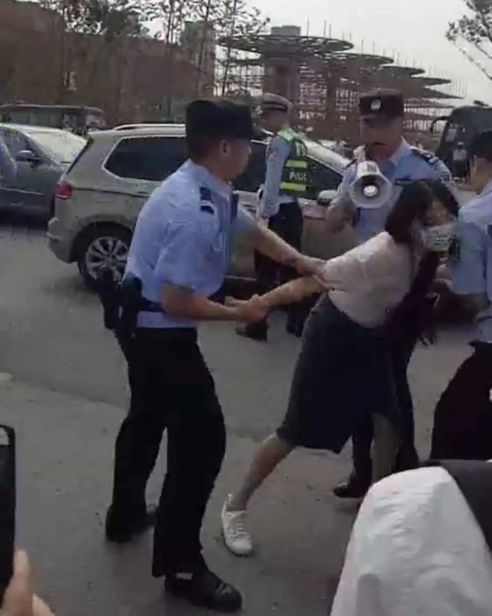 六安教师讨薪被抓事件:少数警察执法粗暴(图