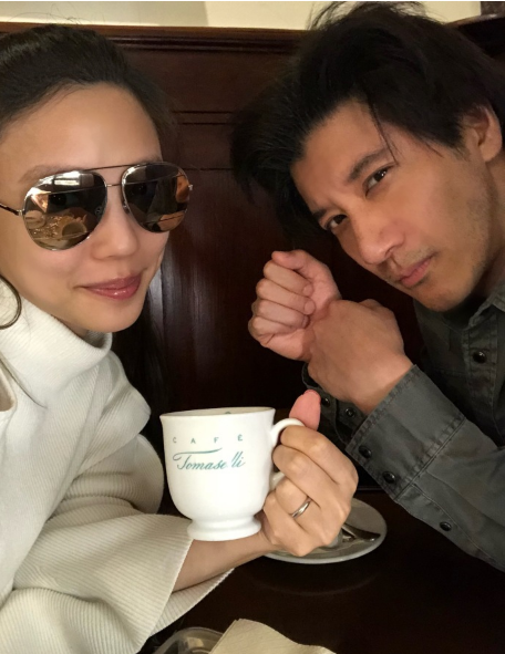 王力宏夫妻咖啡厅享受二人时光 同框合照齐看镜头