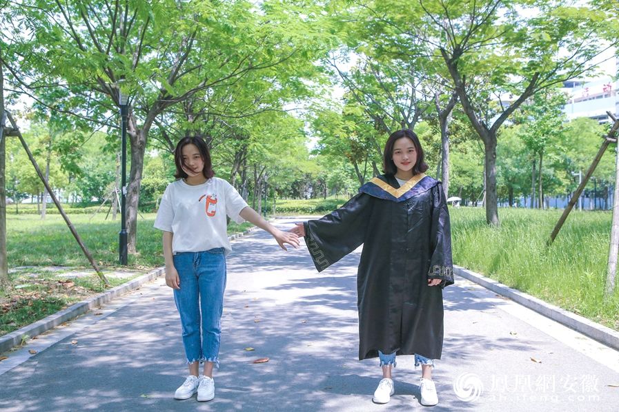 重走大学路 照片中的女生名叫任亚萍,是阜阳师范学院计算机与科学技术