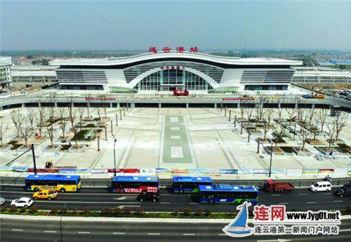 新建的连云港火车站主体工程已经建成，内外装修基本完成，候车大厅的中央空调已经安装完毕，目前正在进行灯光调试、电梯安装等扫尾工作。（王健民 任志平/摄）
