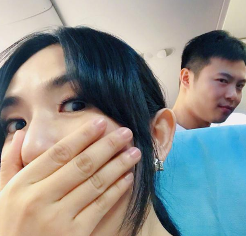 " 照片中,谢娜身穿白色休闲衣捂嘴偷笑,看起来十分可爱.