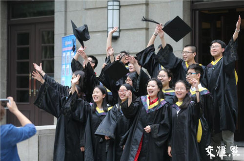 南京近十所高校同日举行毕业典礼 学霸“花式”登场