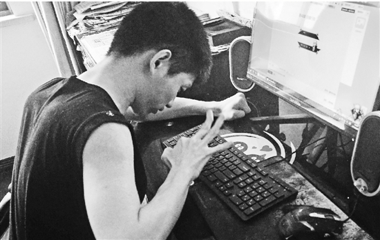 脑瘫小伙用一根手指写玄幻小说 9年敲出210万