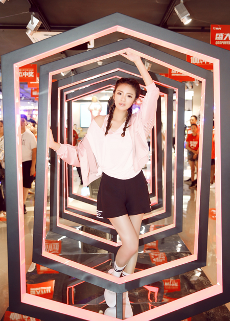 乔丹携首席推荐官安以轩现身华南最大旗舰店,