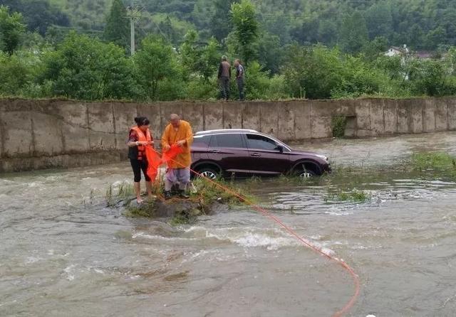 安徽六安：和尚开车带女子掉进河里被警察解救