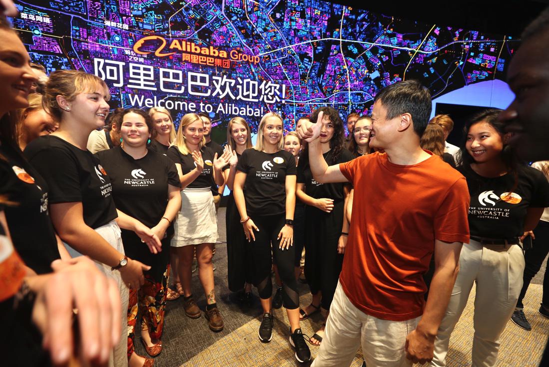 马云2000万回报澳洲笔友 拿到奖学金的年轻人来到了中国