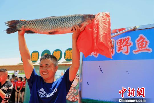 新疆博斯腾湖开湖捕鱼 头鱼30斤重被3.8万元拍卖