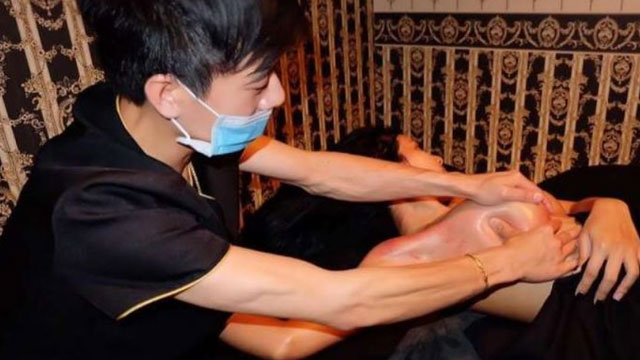 姑娘要做胸部按摩 男店长自告奋勇：我亲自服务！