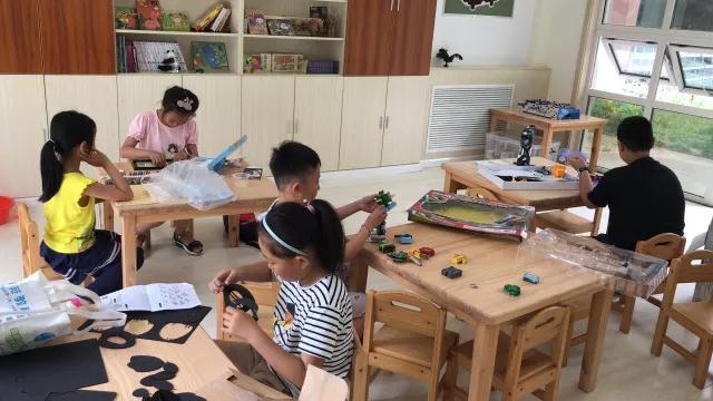 崂山一中阳光小课桌为教工子女创设成长乐园