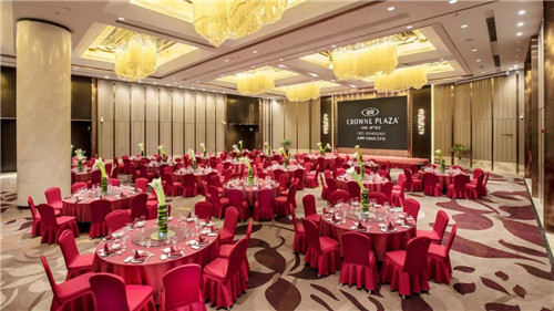 广告|合肥融侨皇冠假日酒店每桌低至2388元起,夏季惠享婚宴清凉价