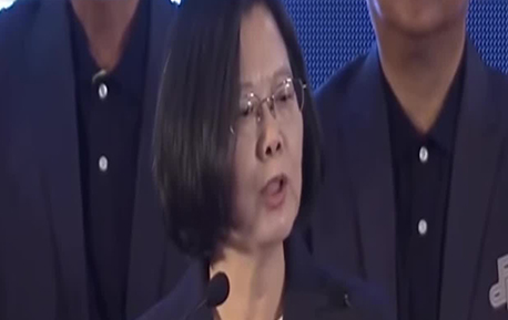 蔡英文8连问“是谁”炮轰国民党 被呛：自己无能只会怨别人