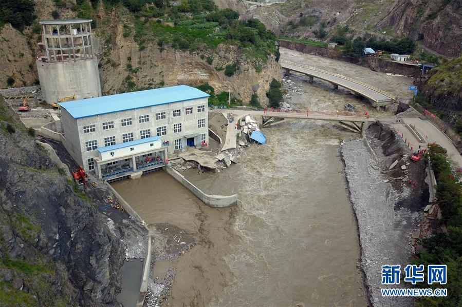 这是在舟曲县南峪乡拍摄的南峪水电站引水系统1号尾水闸门开启后现场