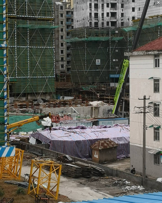 安徽六安一建筑工地活动板房发生坍塌 已致6死