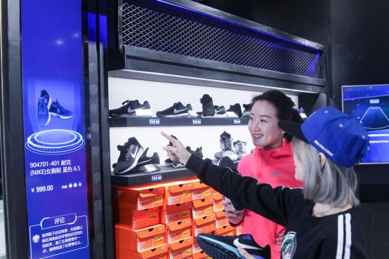 机器人掌勺做便当?!苏宁无人军团又多一员