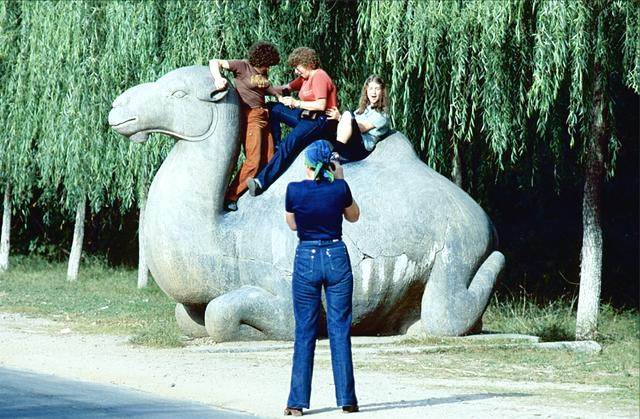 老照片丨1978年外国游客在十三陵如此摆拍-BB姬