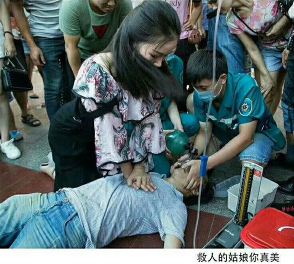 长发美女街头跪地急救陌生男 小小善举获众人