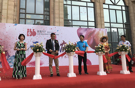 长沙辣妈哺乳快闪 呼吁社会重视母乳喂养