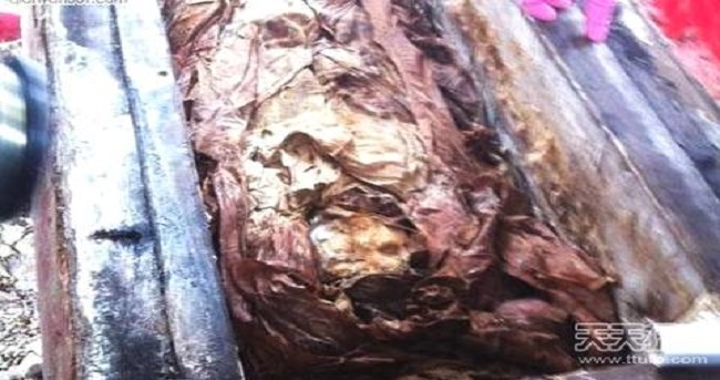 
胆小慎入 中国冥婚墓开棺现场实拍镜头


