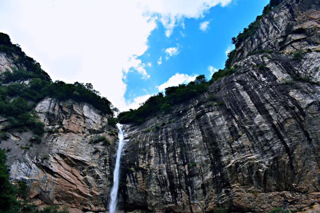 太平国家森林公园第二届森林音乐节盛大开启 景区地处秦岭北麓中山地带,森林覆盖率为98%,盛夏最热时气温也仅有26,负氧离子浓度最多可达25000个/立方厘米,是绝佳的氧吧疗养胜地。景区内以独特的仙鹤桥瀑布、烟霞瀑布、玉带瀑布等“八瀑十八潭”水体景观闻名遐迩。 其中单体瀑布最大落差百余米,瀑布群落差达到近千米,是秦岭目前最大规模的瀑布群。最有灵气的彩虹瀑布,位于海拔1811米的高度,落差达160余米,水流凌空而下,数十米内激起千层雾,阳光下可见七彩飞虹,令人震撼。
