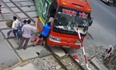 巴士冲向铁轨惨遭栏杆穿透 乘客被吓坏跳窗逃生