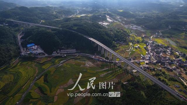图集:航拍花垣村道 如"龙"游乡村
