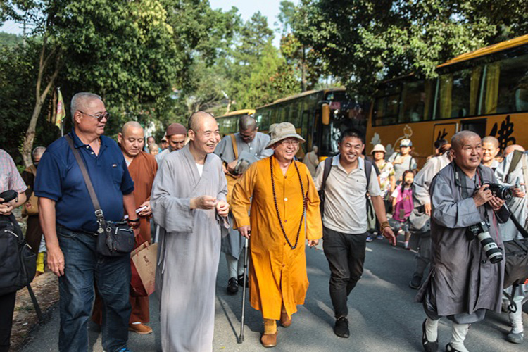 实拍台湾圆明禅院僧众瞻礼三祖寺佛舍利