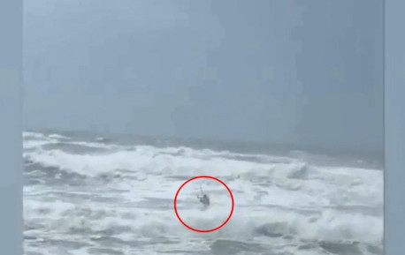 飓风“佛罗伦萨”擦过美国 大胆男子滔天巨浪中玩冲浪