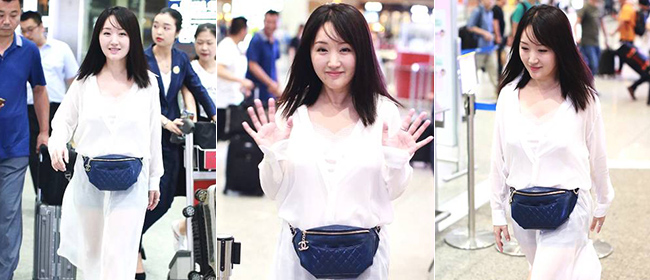 白月光女神!47岁杨钰莹一袭白裙飘仙气 热情挥手