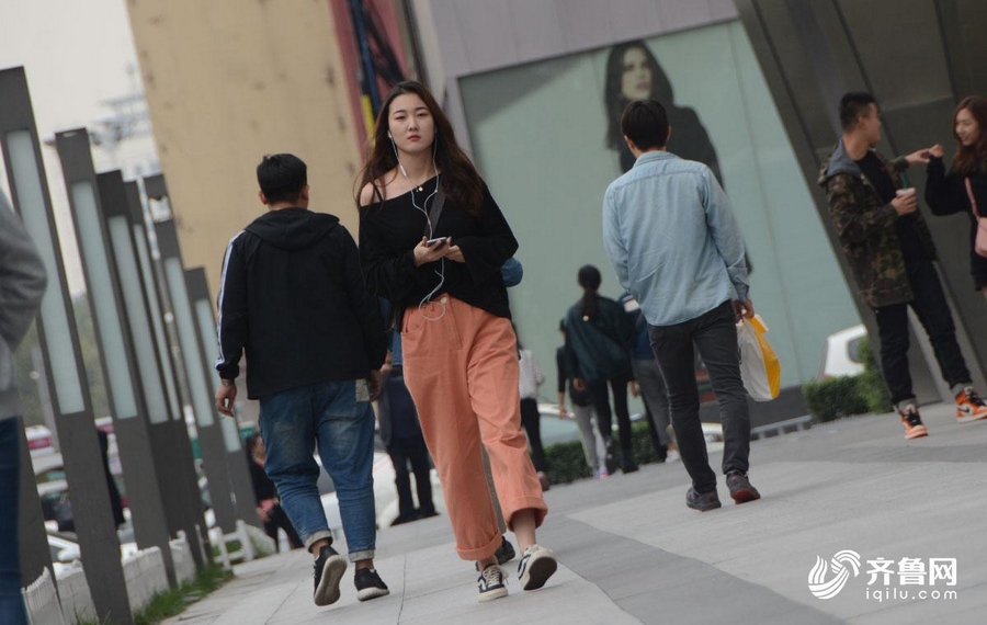 山东气温骤降!济南秋装"上市"美女走路带风