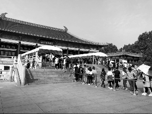 江苏18个景区太拥挤 干什么都是排队排队排队