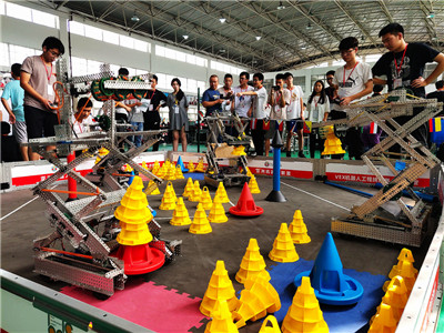 VEX机器人大赛江苏赛区开赛南京财经高职校突出重围